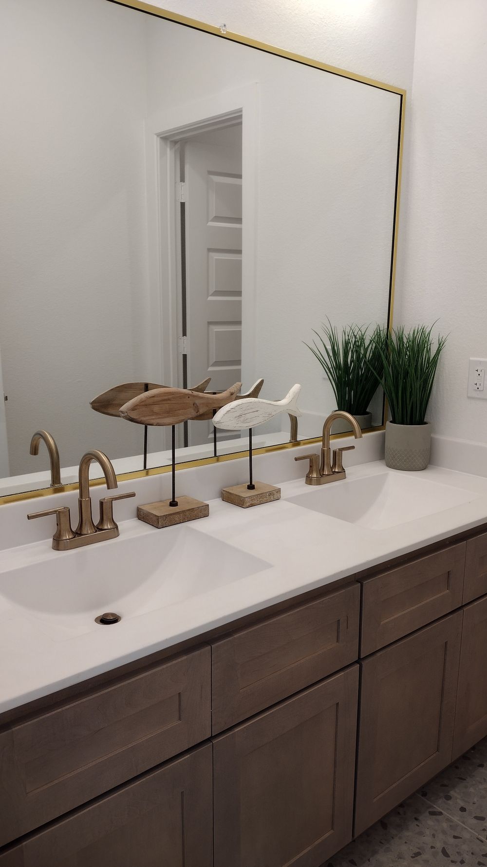 Mobile bagno moderno con doppio lavabo e specchi