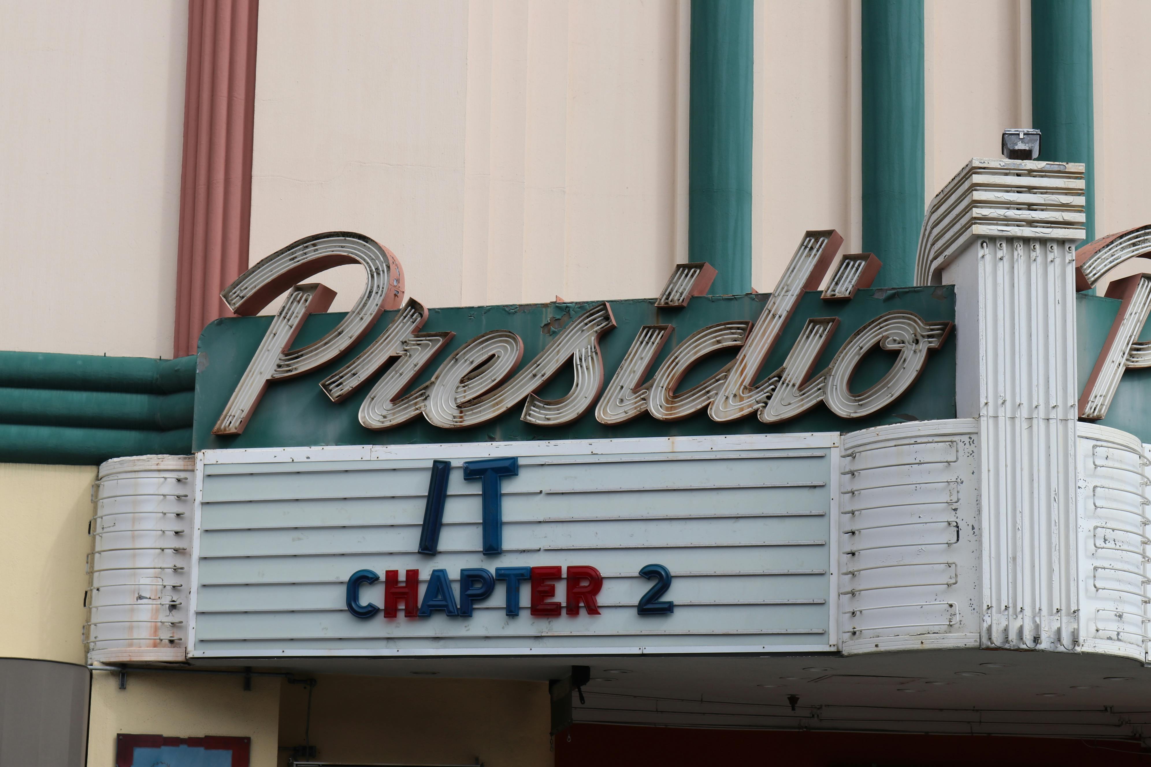 Gratis Retro teatertelt med 'IT Chapter 2' på Presidio. Ikonisk biograffacade. Lagerfoto