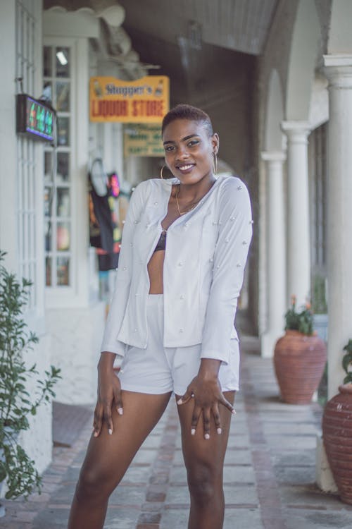 Femme Portant Des Vêtements D'extérieur Et Des Shorts Blancs