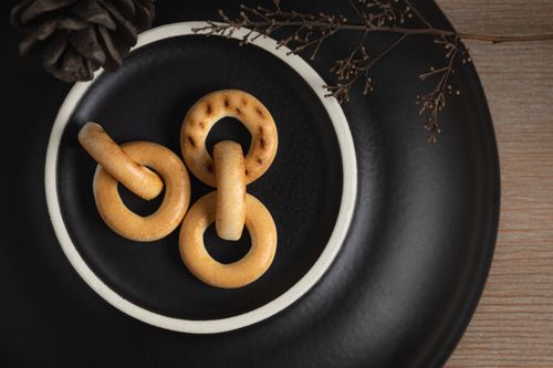 Free Minimalist photo of round bagels on a stylish black and white plate. Perfect for culinary uses. Stock Photo