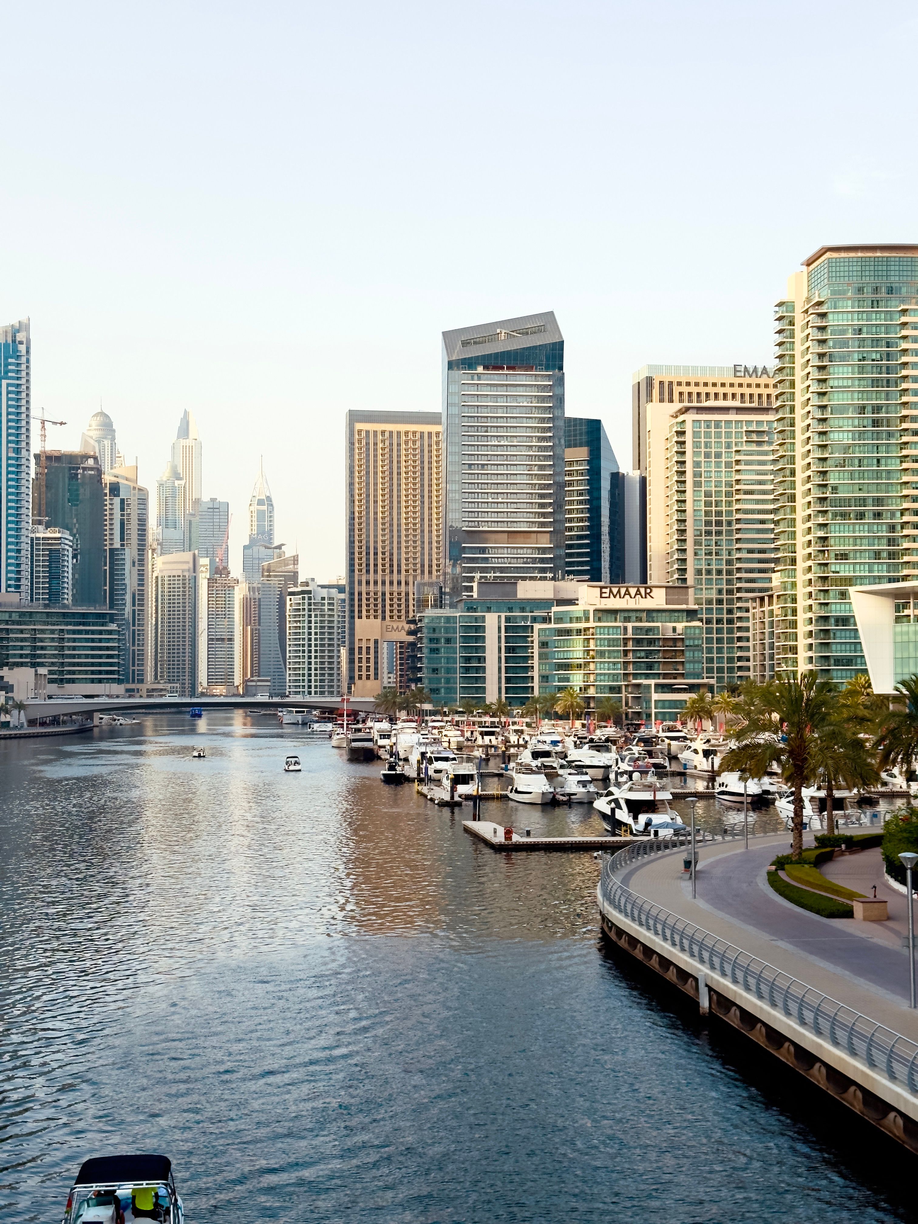 De franc Exploreu l'impressionant horitzó i el passeig marítim del port esportiu de Dubai amb gratacels i iots moderns. Foto d'estoc