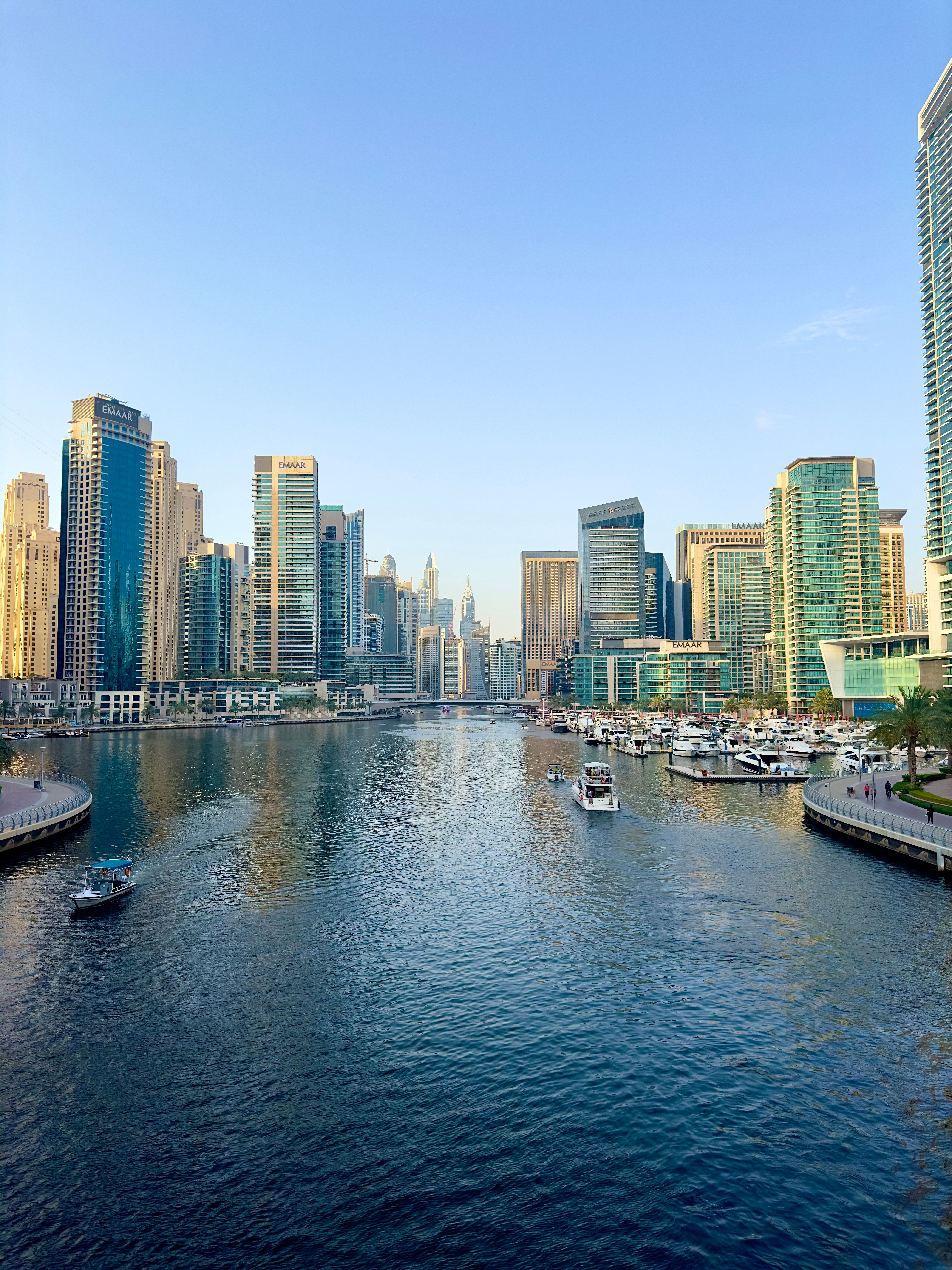 De franc Impressionant horitzó del port esportiu de Dubai amb iots en dies clars. Foto d'estoc
