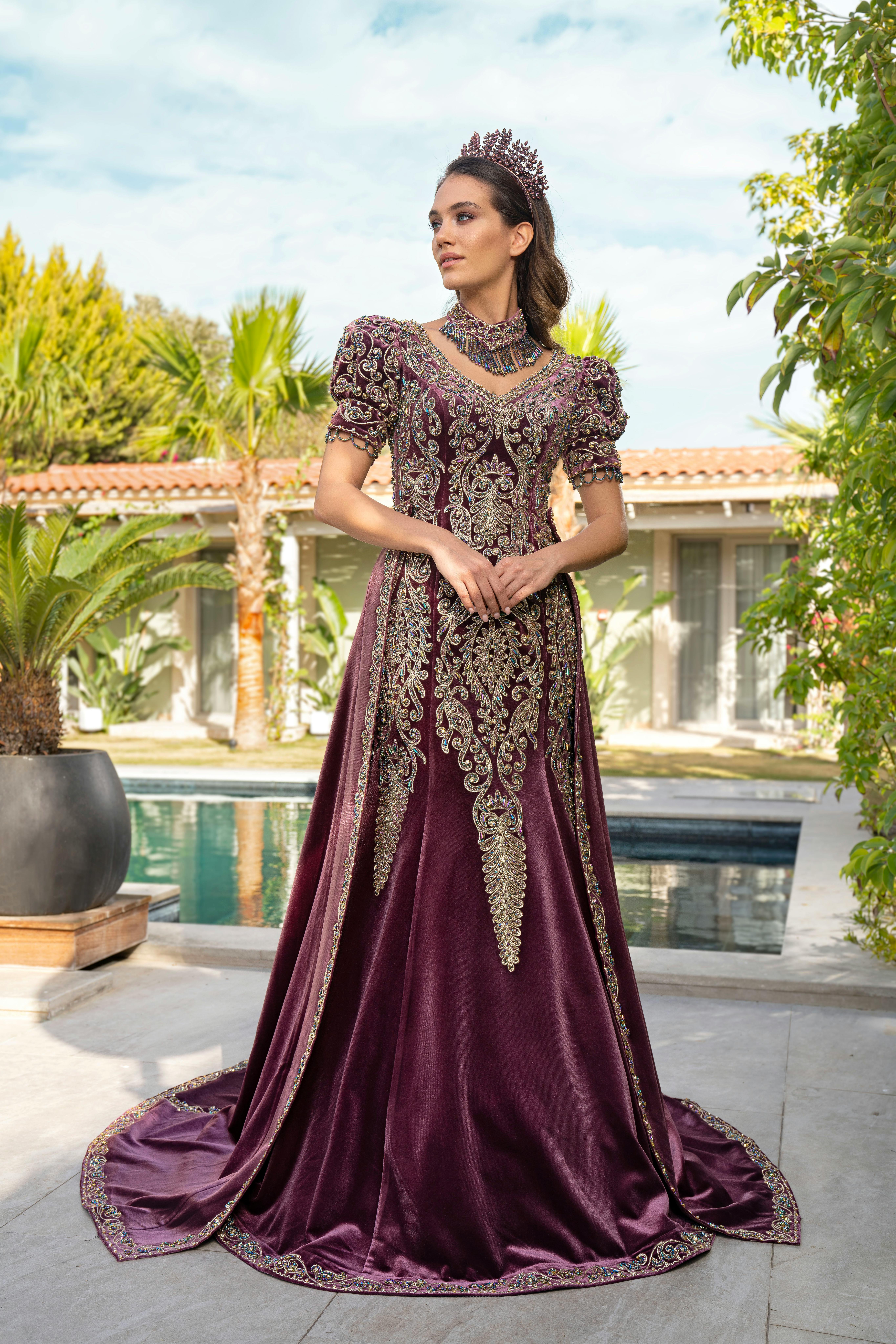 <b>Tren Busana Pengantin Jawa Modern: Memadukan Tradisi dan Gaya</b>