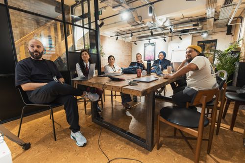 Reunión de equipo en oficina moderna
