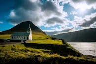 这座风景如画的乡村教堂，坐落在壮丽的山脉与阳光普照的湖泊之间，是旅行和亲近自然的理想去处