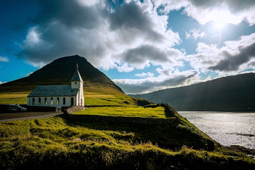 这座风景如画的乡村教堂，坐落在壮丽的山脉与阳光普照的湖泊之间，是旅行和亲近自然的理想去处