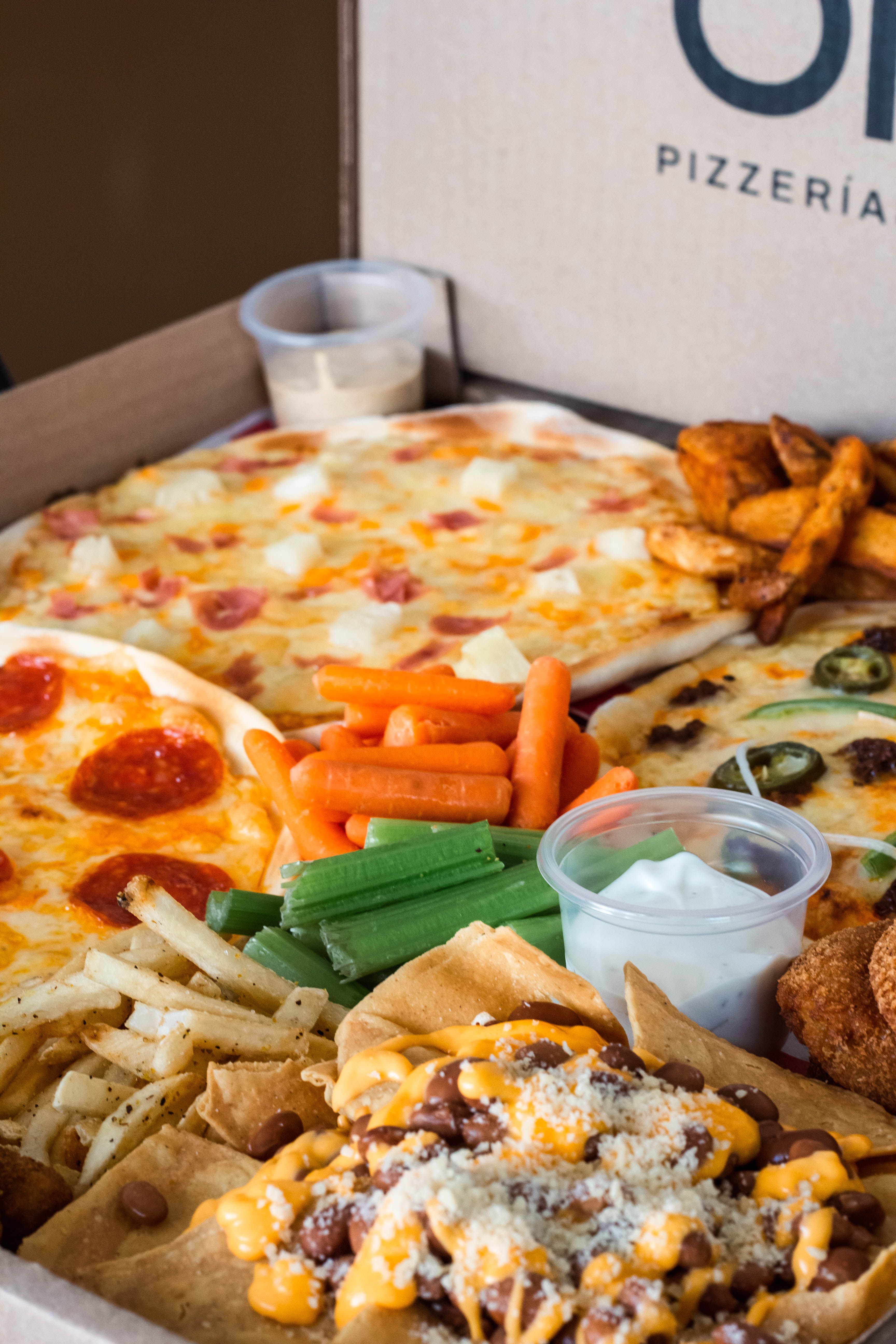 Photo gratuite de assortiment de produits alimentaires, bâtonnets de ...