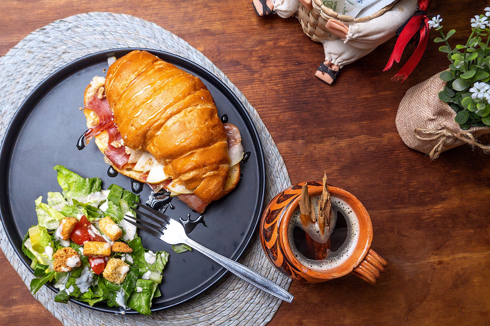 Feldsalat mit Speck und Croutons
