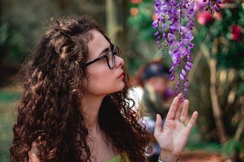 Kostnadsfri bild av ansiktsuttryck, blommor, brasiliansk kvinna