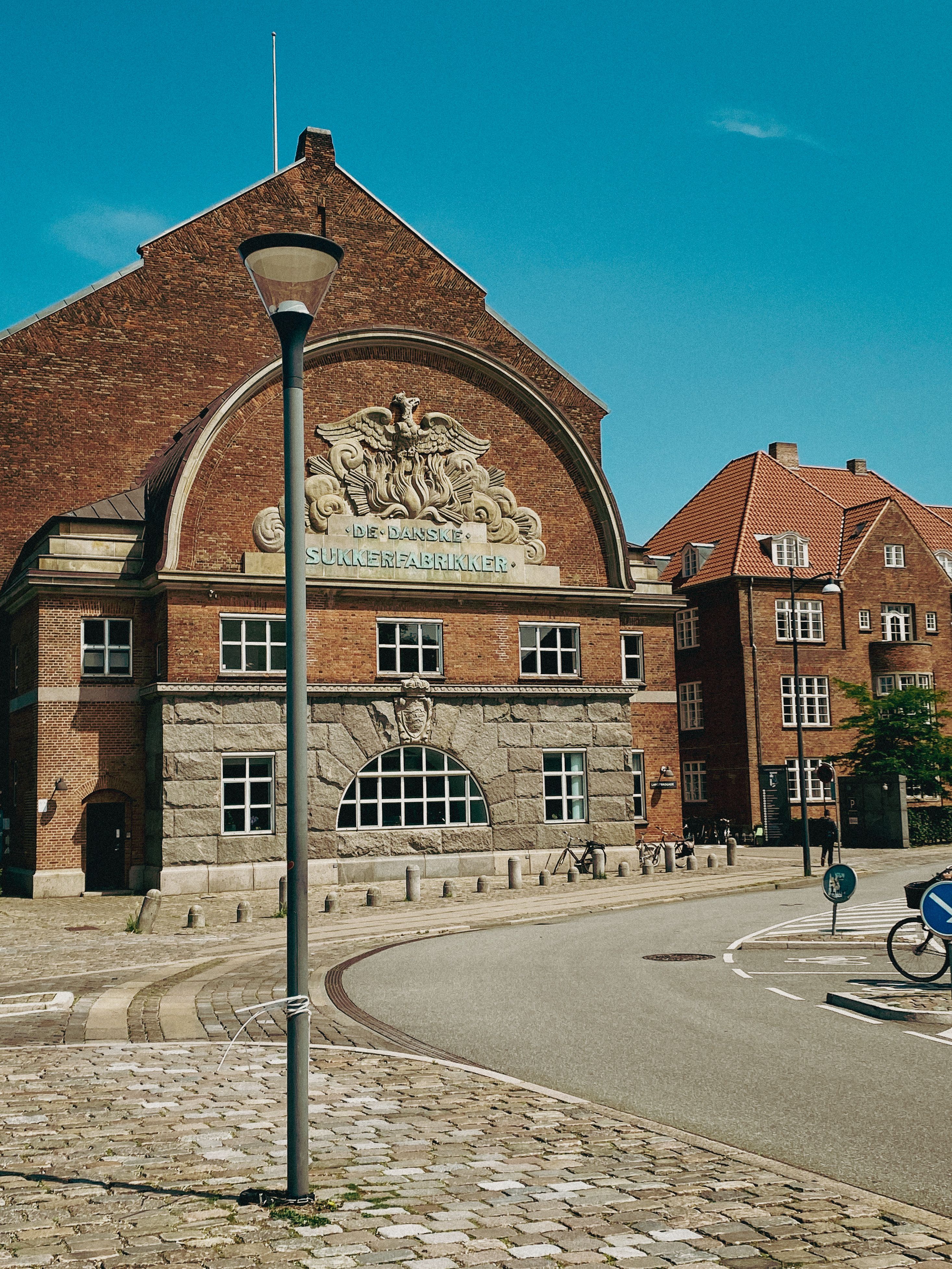 Gratis Charmerende renæssancebygning i København med klar blå himmel, der fremhæver arkitektoniske detaljer. Lagerfoto