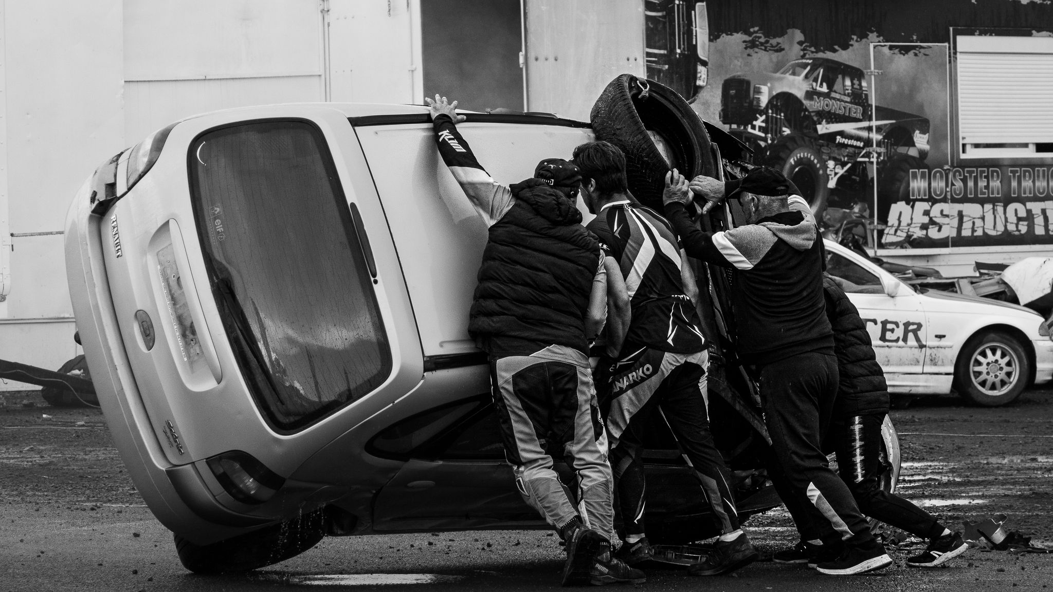 Twee auto's botsen tegen boom in Bergen op Zoom, één bestuurder naar ziekenhuis