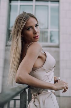 Elegant woman poses in Munich, showcasing modern fashion and city vibes.