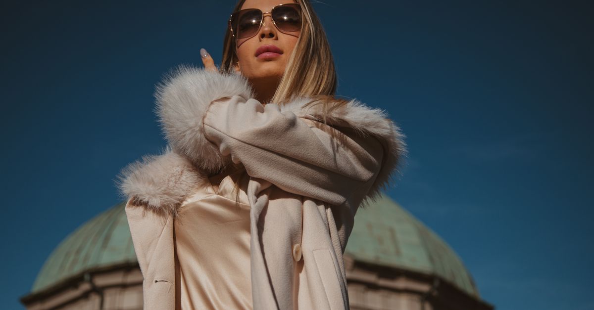 Ajout de plumes à une tenue : des astuces pour un look glamour