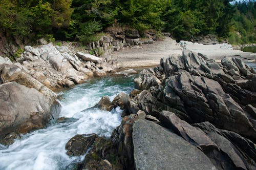 L'eau Se Précipite Sur Les Rochers