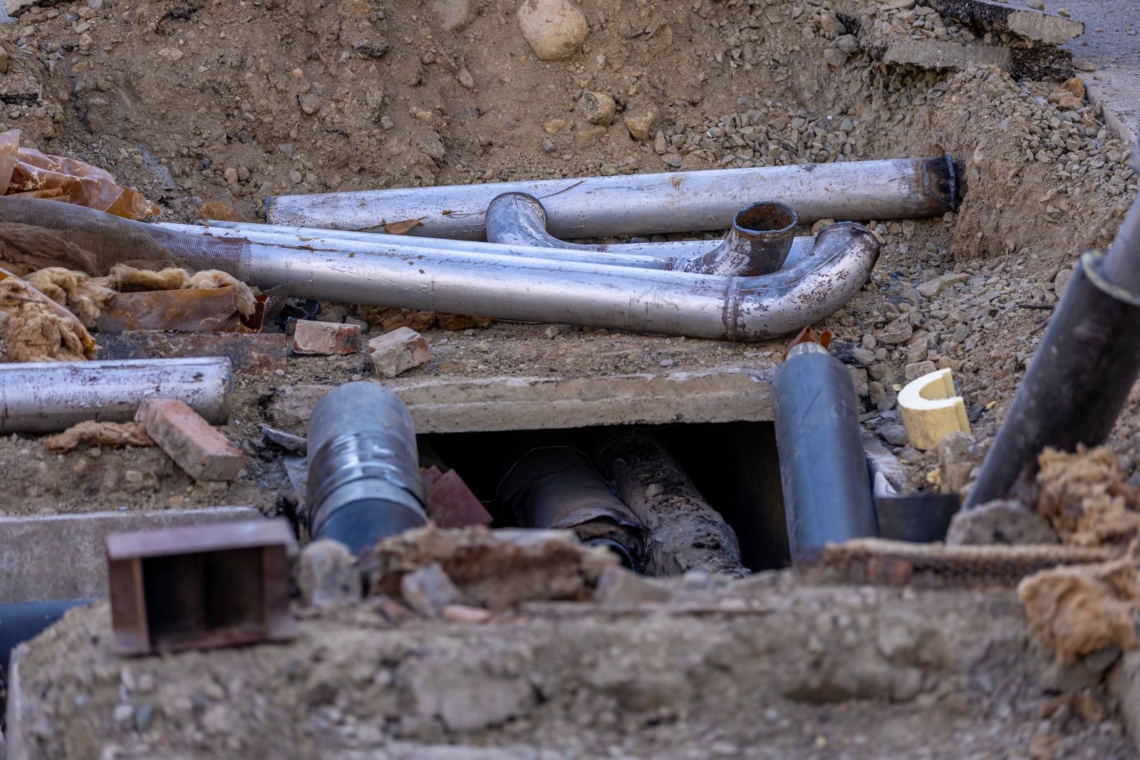 Underground pipe installation and coordinated utility works