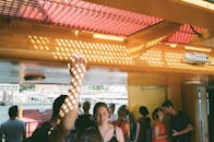 一群开朗的成年人在船上嬉戏，享受阳光明媚的一天