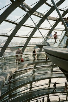 玻璃圆顶未来派结构的内部，人们行走在螺旋路径上
