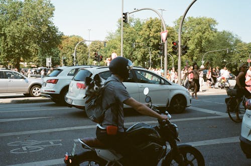 男子在大街上騎摩托車