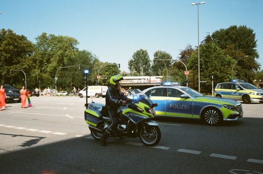 德国警察在白天交通管制中出动了汽车和摩托车