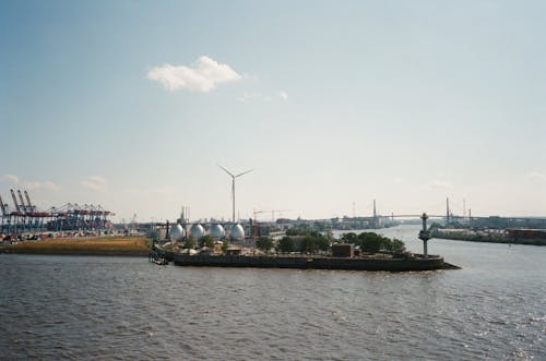 免费 横跨风车的水体 素材图片