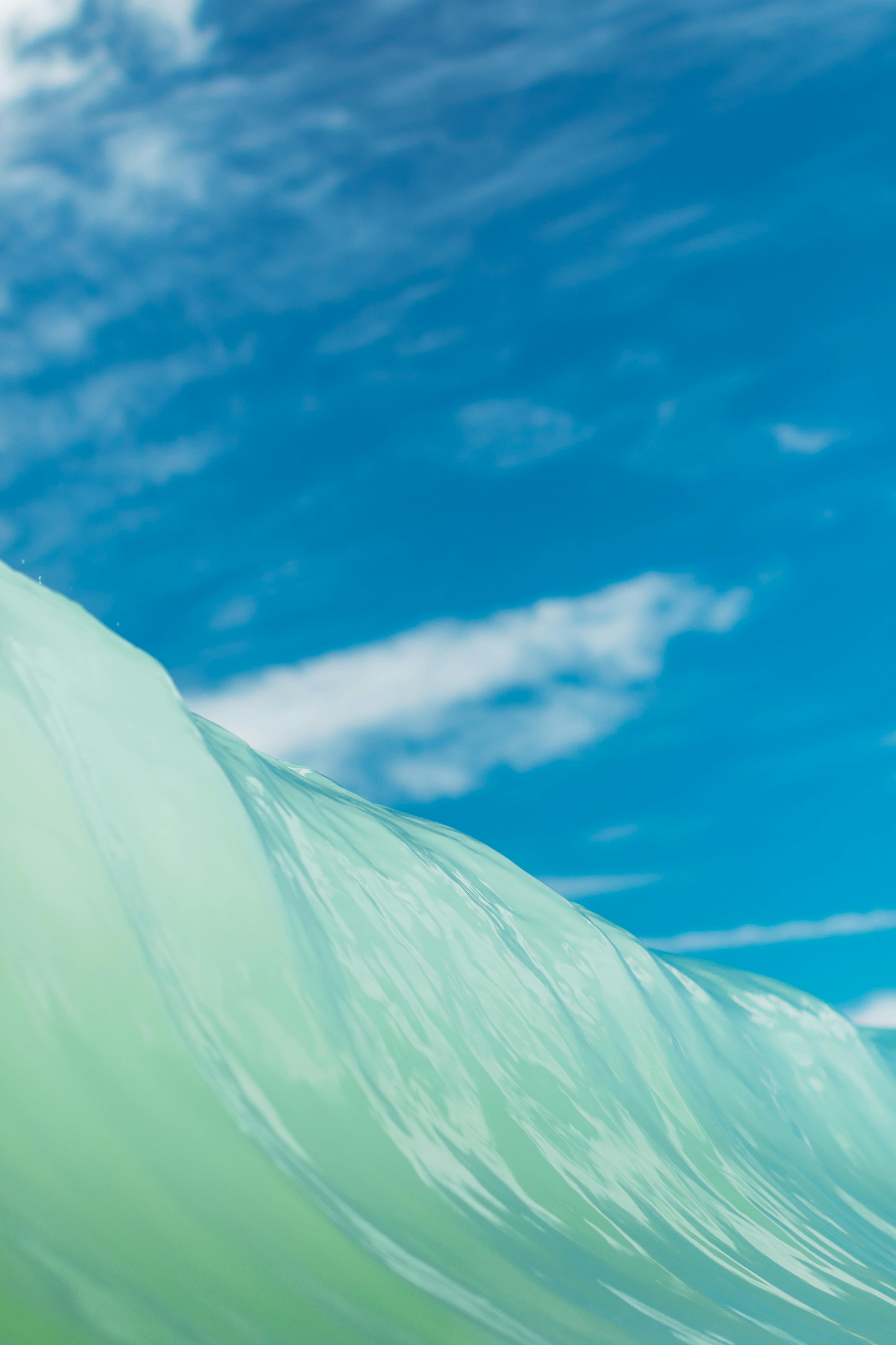 迷人的绿松石波浪在夏威夷蔚蓝的天空下展示沿海美景