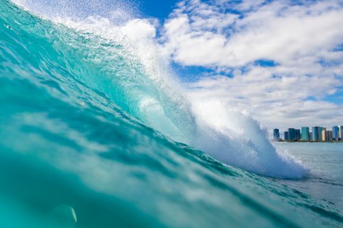 Free Capture of a vibrant wave breaking near Waikiki, showcasing Hawaii's stunning coastline. Stock Photo