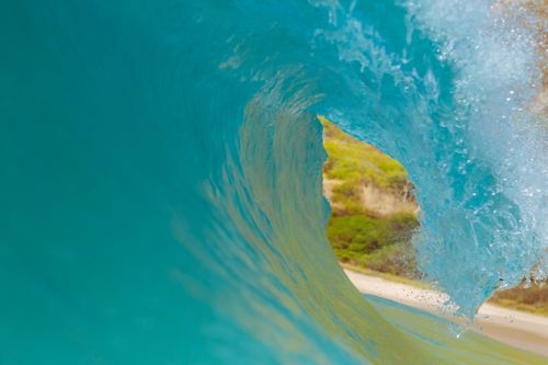 Free Stunning close-up of a barreling wave on a Hawaiian beach, showcasing turquoise and clear ocean waters. Stock Photo