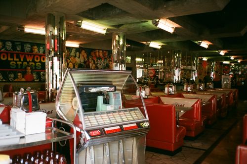 Free Vintage diner with red booths, jukebox, and retro Hollywood theme. Perfect for nostalgic or classic settings. Stock Photo