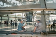 在现代玻璃圆顶内，人们与城市建筑互动