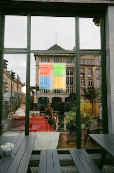 透过大玻璃窗，可见城市建筑的内部细节