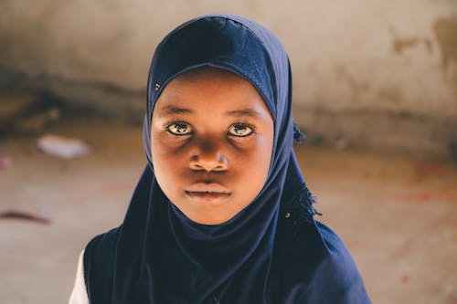 Fille Portant Un Hijab Bleu