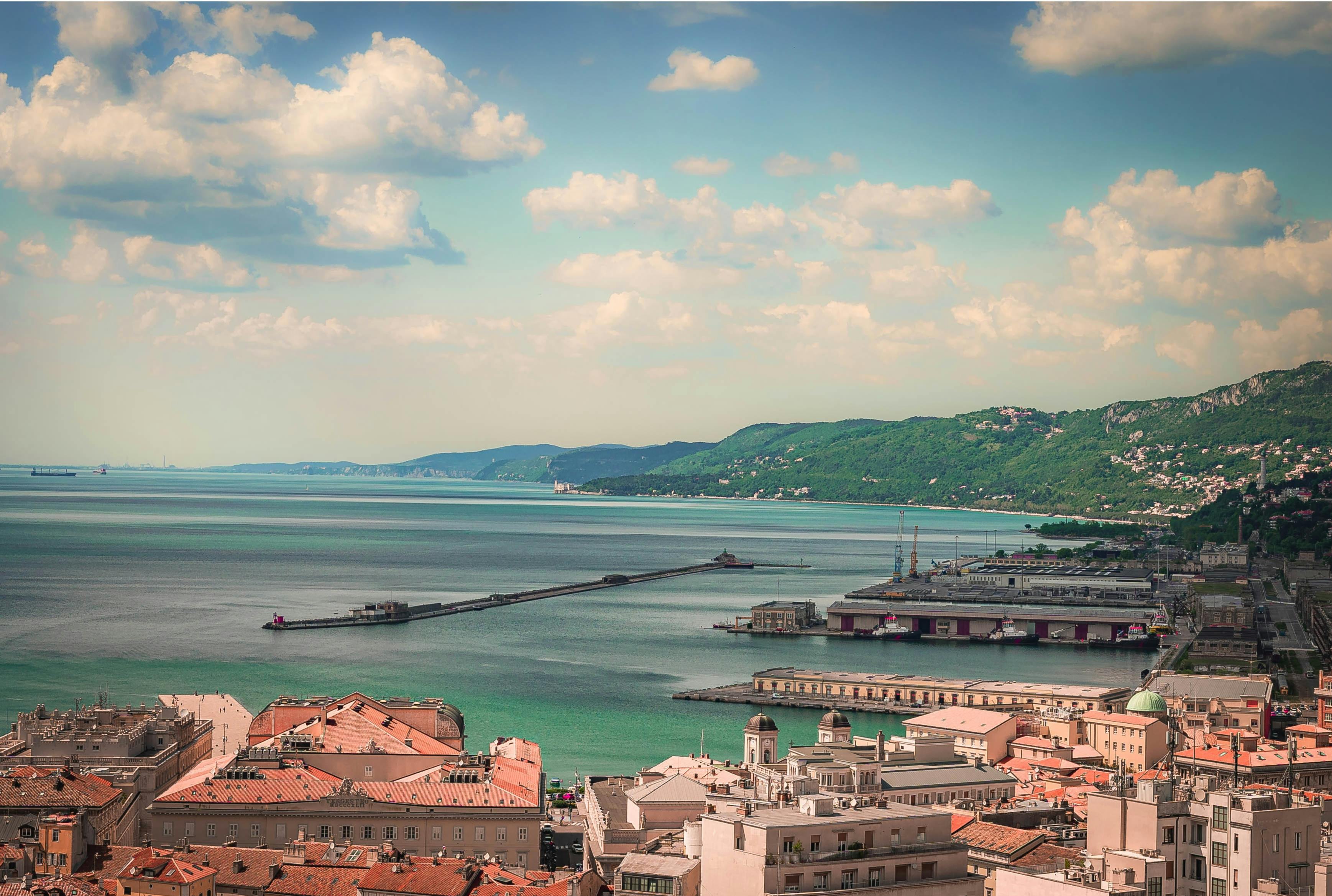 Vista histórica del puerto de Trieste sobre el Adriático