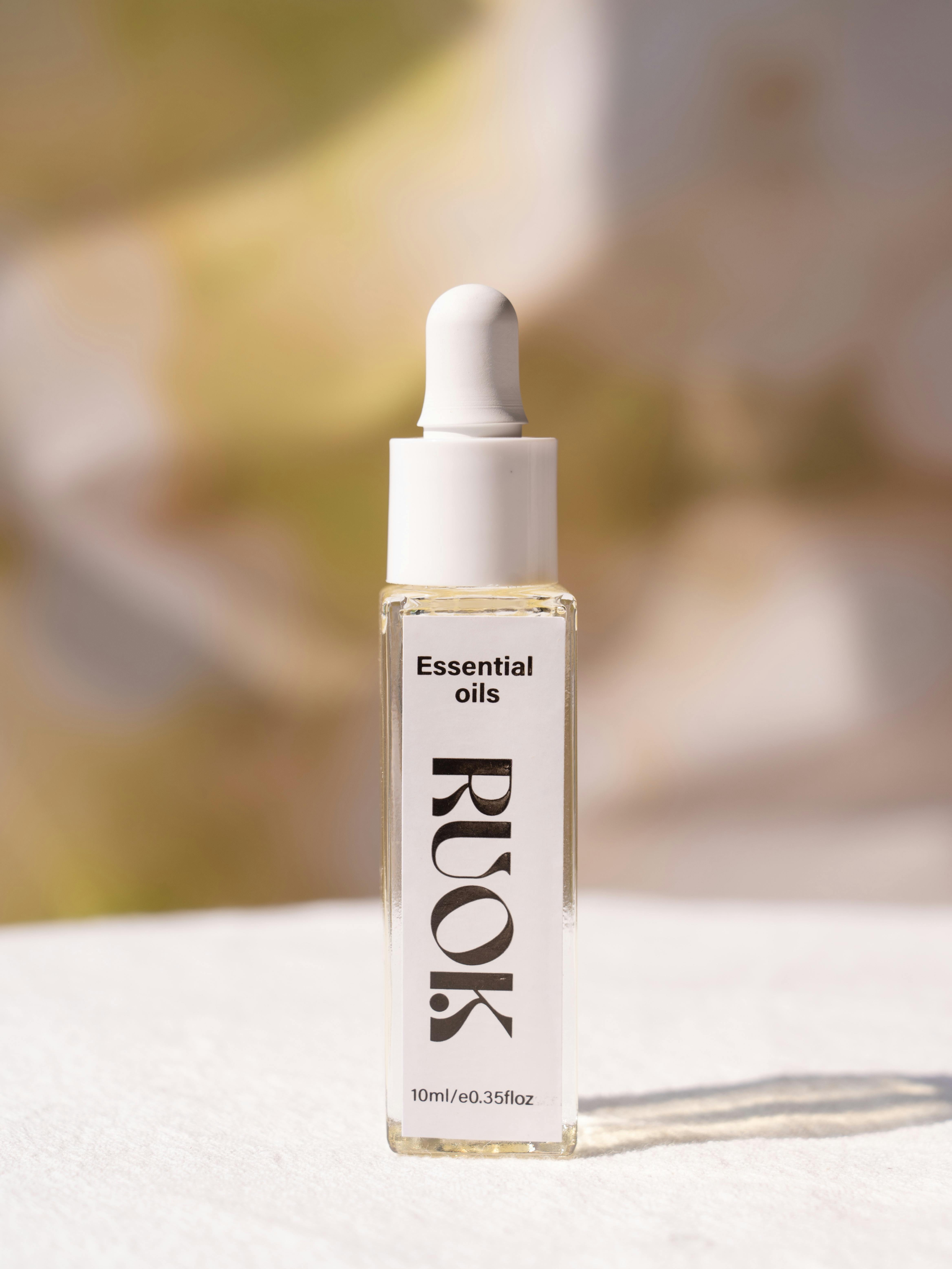 gratis Elegant druppelflesje met essentiële olie op een neutrale achtergrond. Stockfoto