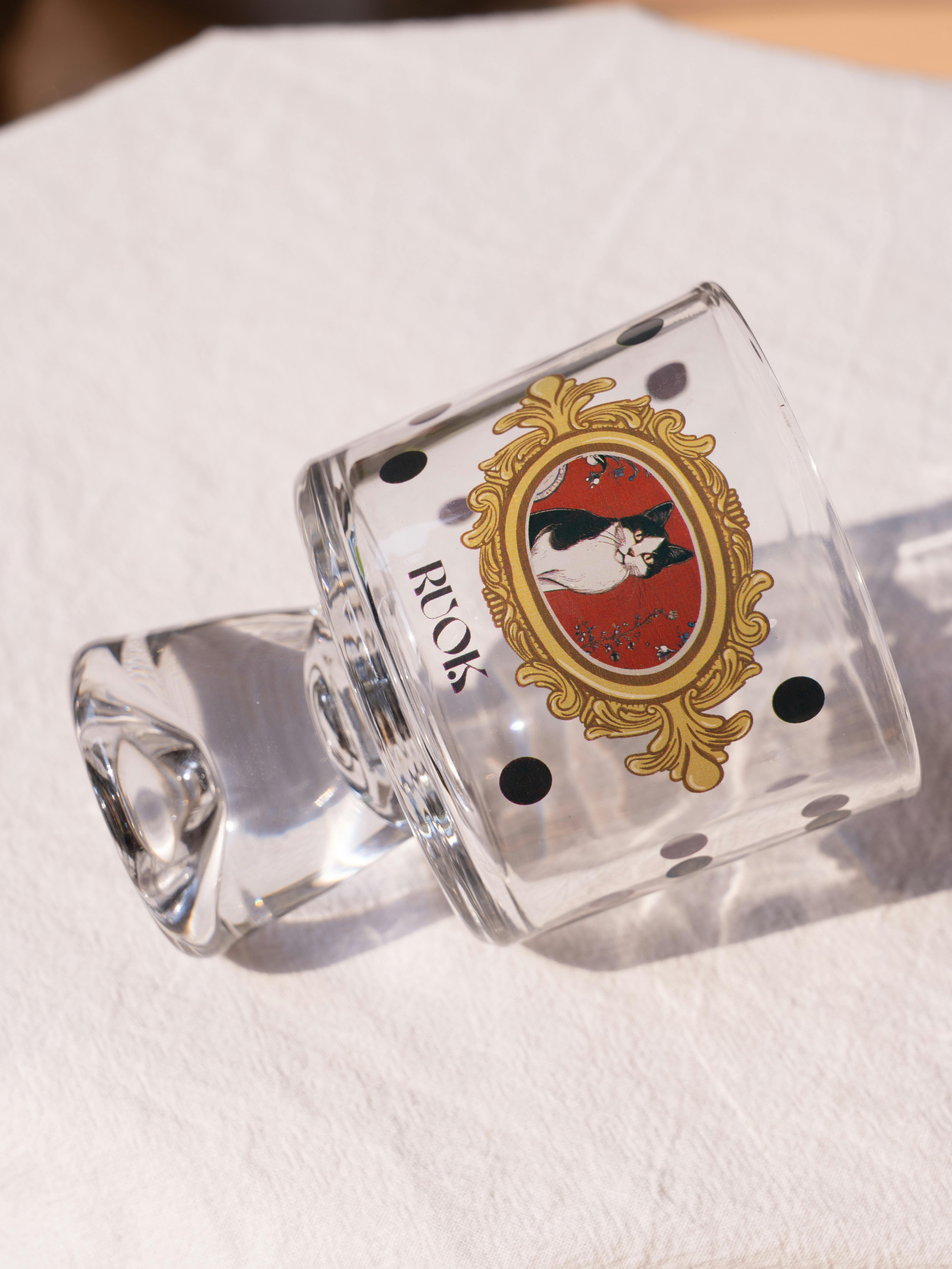 Ücretsiz Modern ev dekorasyonu için mükemmel, kedi illüstrasyonlu şık cam kupa. Stok Fotoğraflar