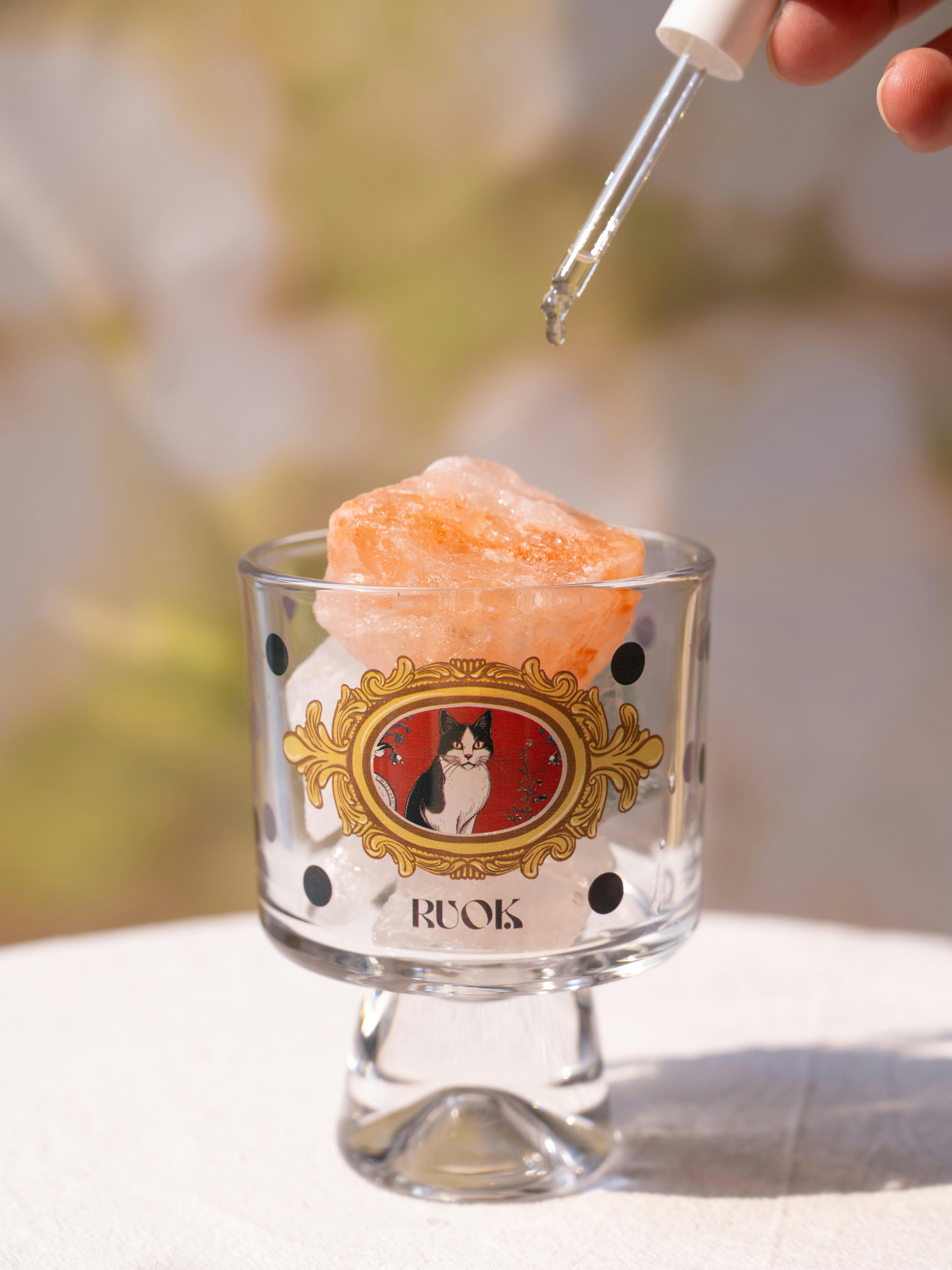 Gratis Elegante Vaso Con Piedra Y Pipeta A La Luz Del Sol Foto de stock