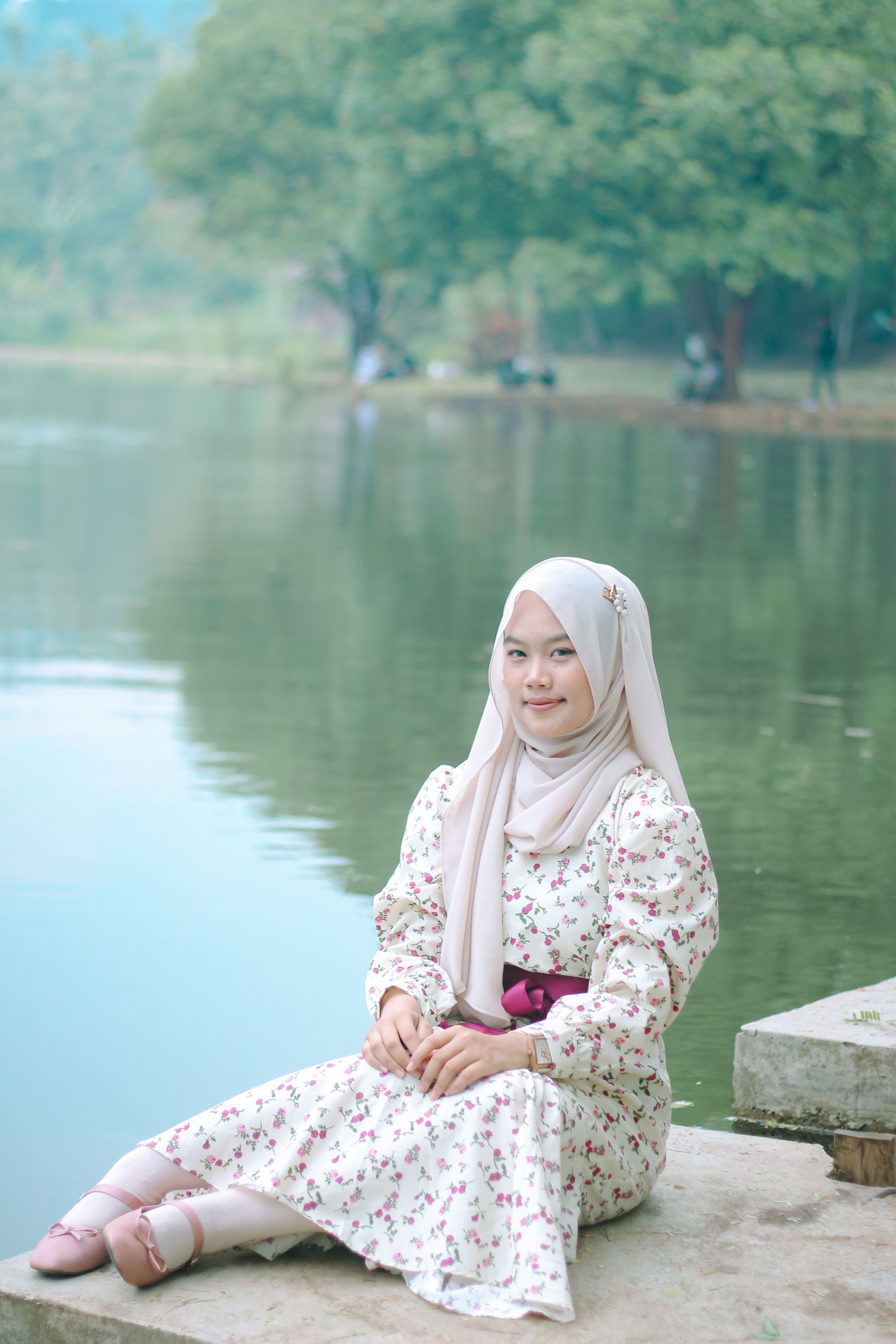 Serene Moment by the Lake in Hijab Fashion  Free Stock Photo