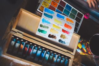 Boxed pigment set with colour chart — photo by Daka on Pexels