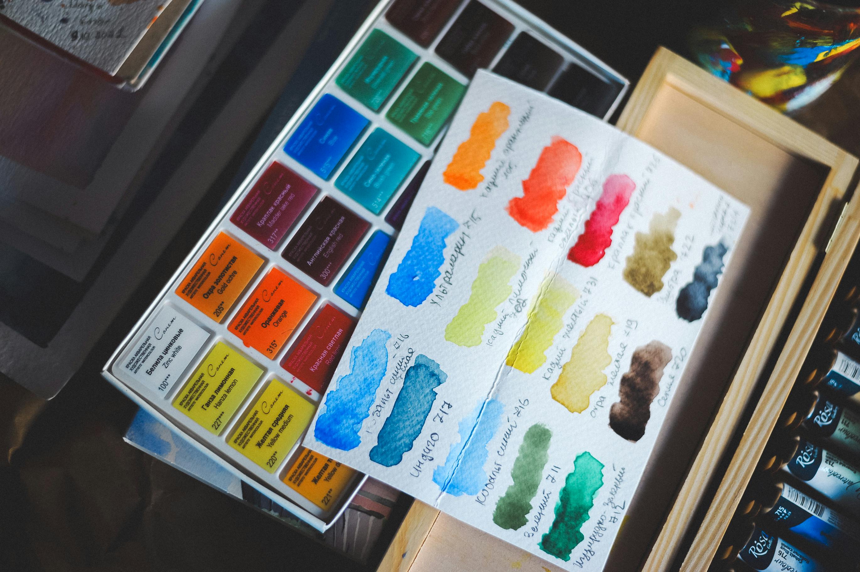 бесплатная Разнообразная палитра акварельных красок с яркими образцами цветов для художественного вдохновения. Стоковое фото