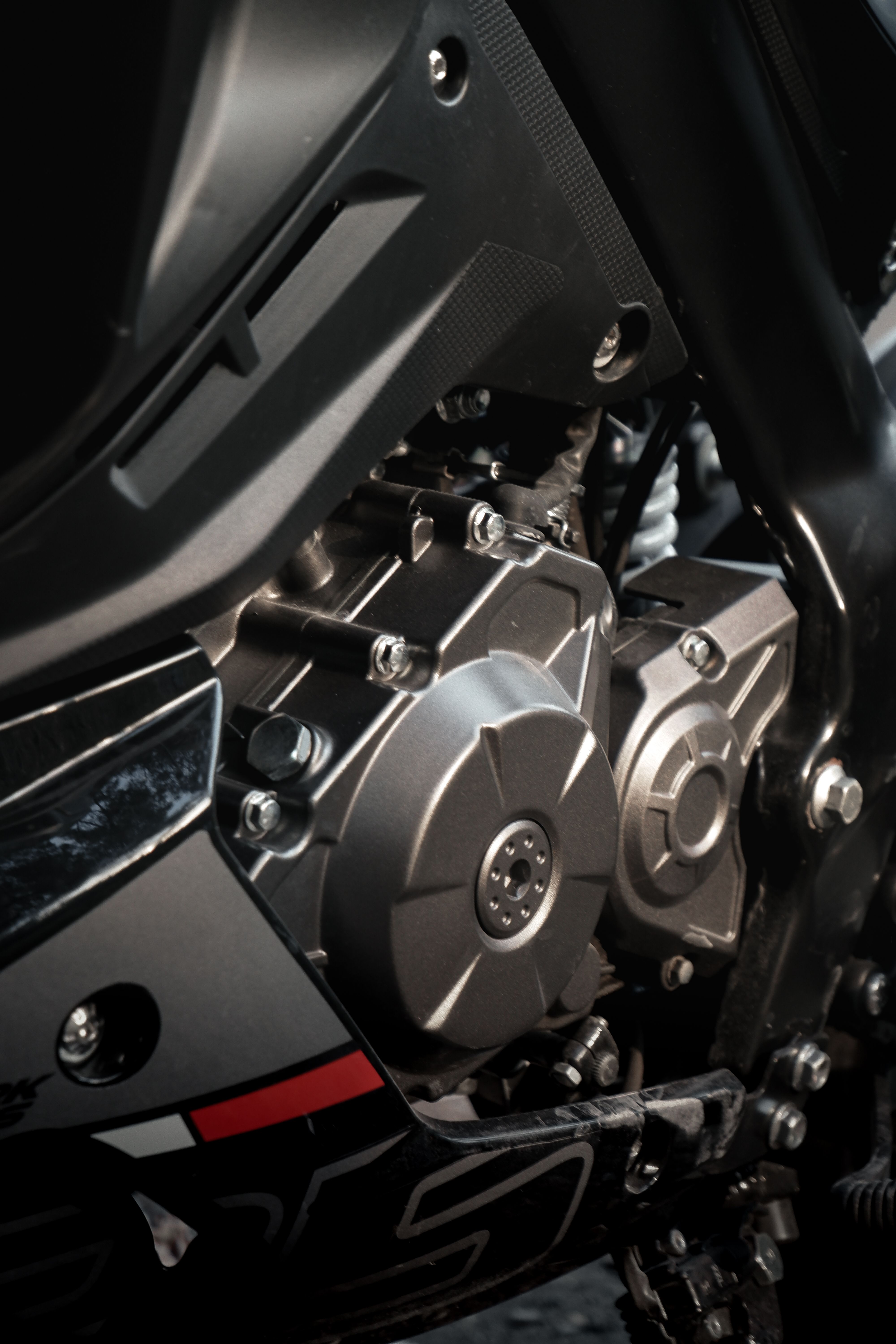 Détail du bloc moteur trois cylindres Zontes 703F avec le triple sortie d'échappement visible