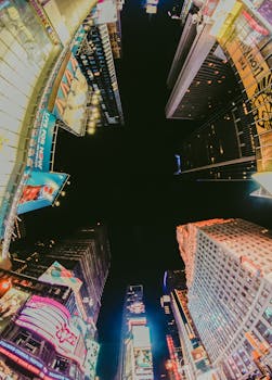 鱼眼镜头捕捉了纽约时代广场夜间灯光的活力，令人惊叹