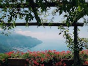 在拉韦洛的一个花卉花园，可以欣赏到地中海海岸令人叹为观止的景色