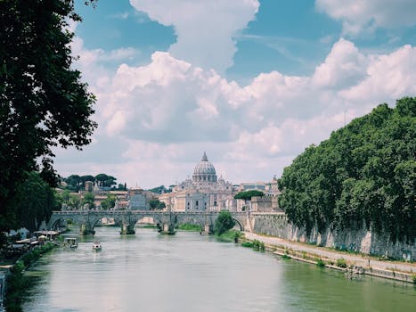 从罗马台伯河对岸望去，圣彼得大教堂绿树成荫