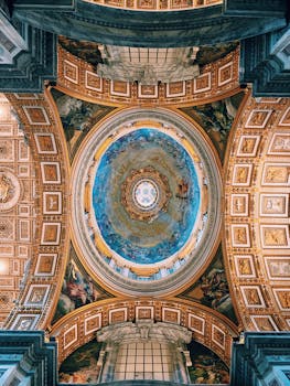 梵蒂冈城内华丽的圆顶景色令人惊叹，展现了艺术与建筑的魅力