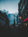 夜晚探索阿姆斯特丹热闹的街道，领略城市建筑与充满活力的都市生活