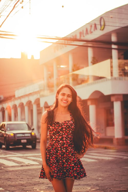 Mujer, Llevando, Vestido Floral