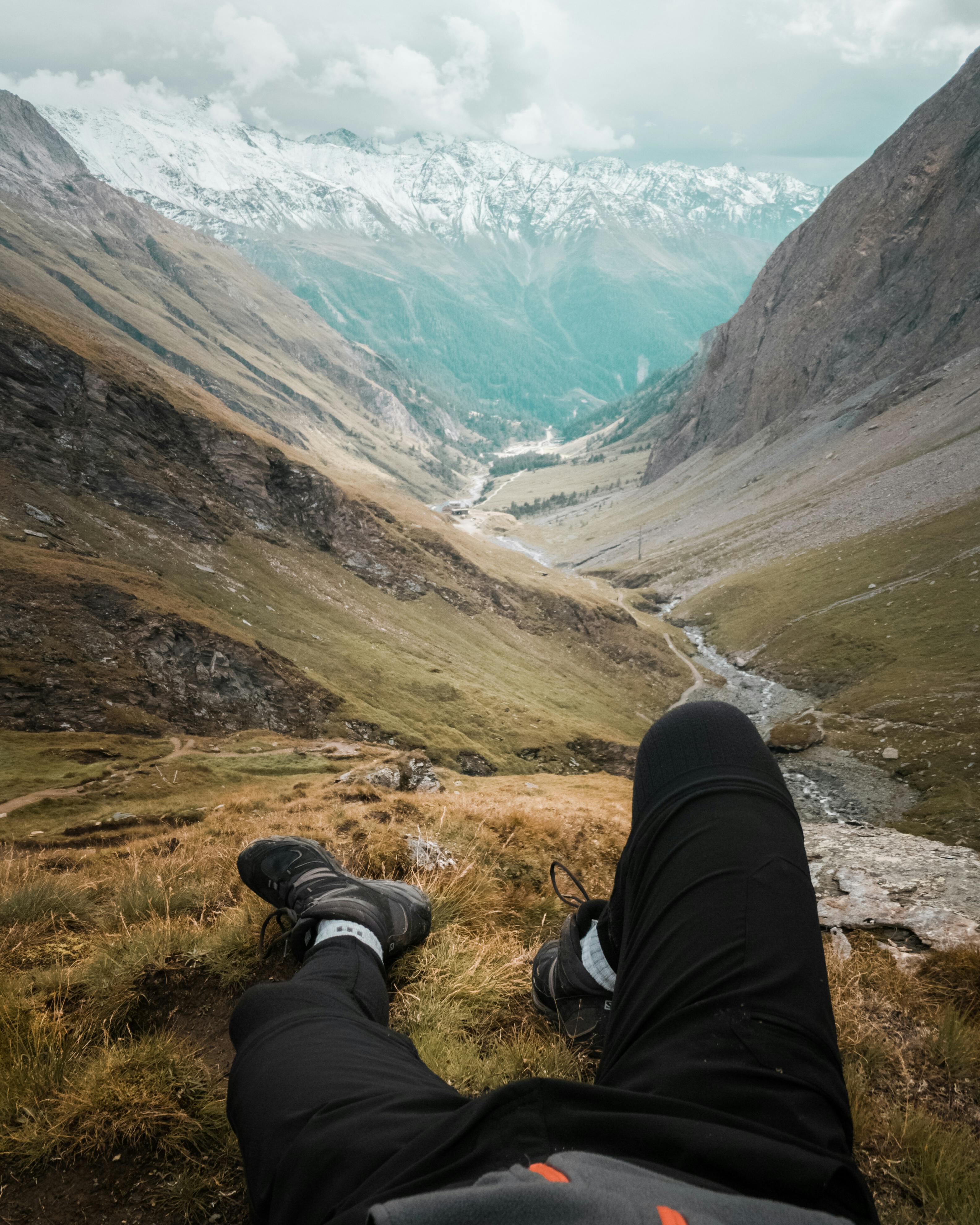 徒步旅行时，可以欣赏壮丽的山谷景观和远处白雪皑皑的山峰