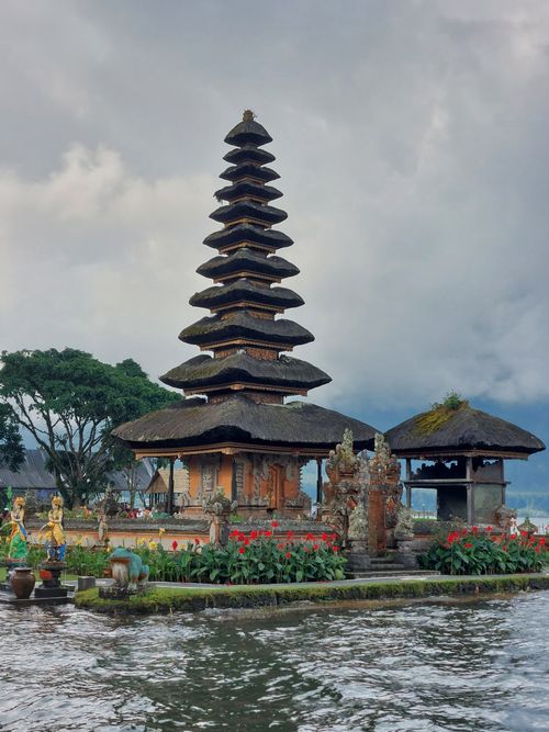 Free Scenic view of Pura Ulun Danu Beratan temple with surrounding water and mountains in Bali. Stock Photo