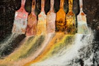 用彩色画笔在纹理画布上创作出抽象艺术图案