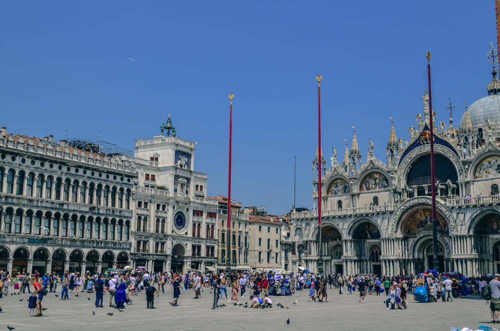 Piața San Marco aglomerată, cu bazilica în fundal