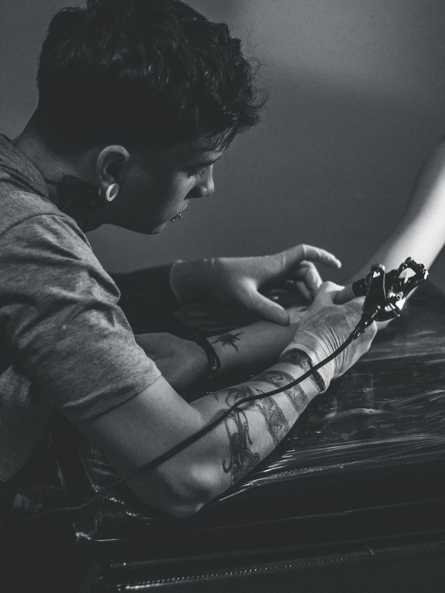 Tatuatore al lavoro in studio